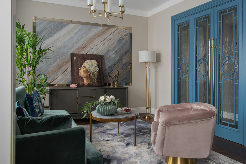 Свежая идея для дизайна: гостиная комната среднего размера в стиле неоклассика (современная классика) с серыми стенами, темным паркетным полом и коричневым полом - отличное фото интерьера