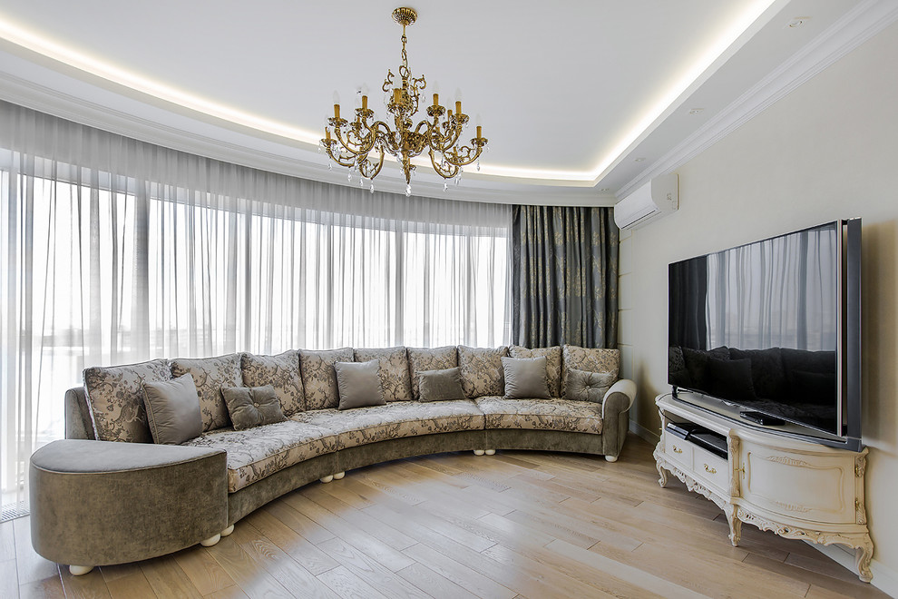 На фото: парадная, открытая гостиная комната в классическом стиле с белыми стенами, светлым паркетным полом и отдельно стоящим телевизором с