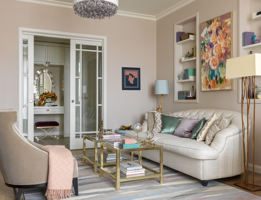 Diseño de salón para visitas clásico renovado con paredes beige, suelo de madera en tonos medios y suelo marrón