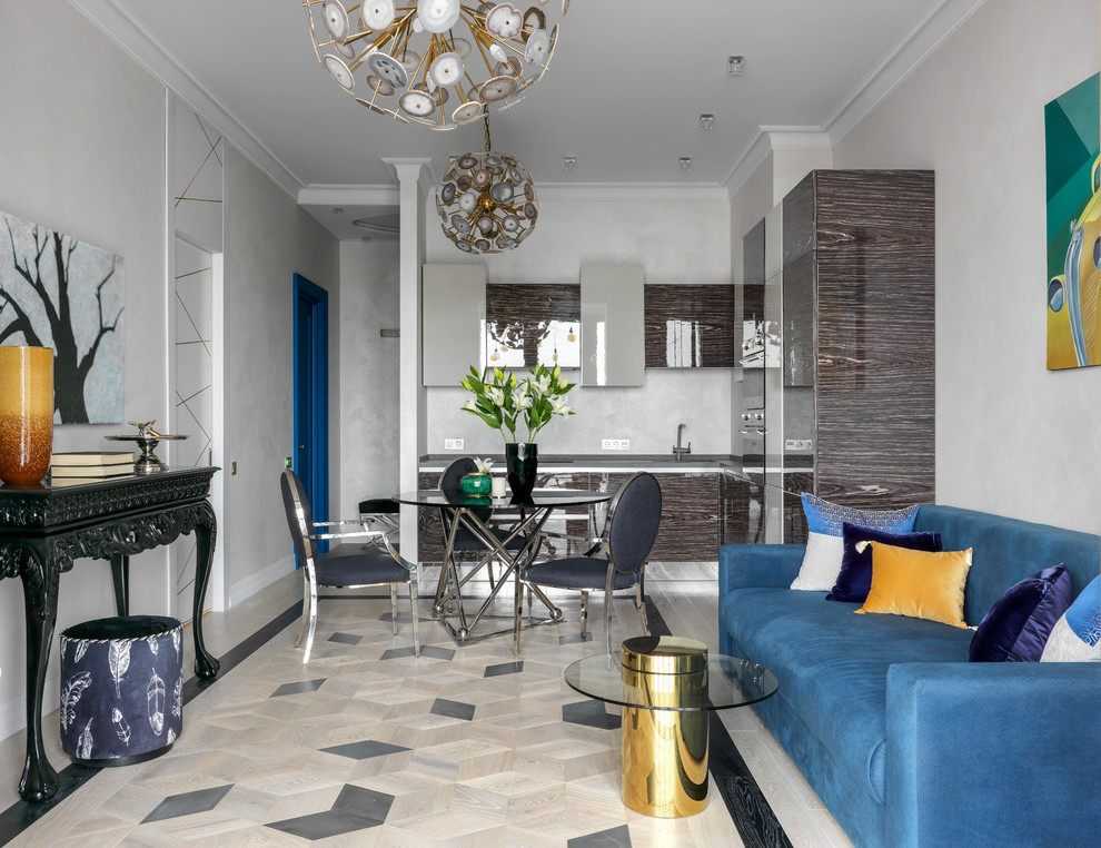 Идея дизайна: открытая, объединенная гостиная комната в современном стиле с бежевым полом, бежевыми стенами и синим диваном