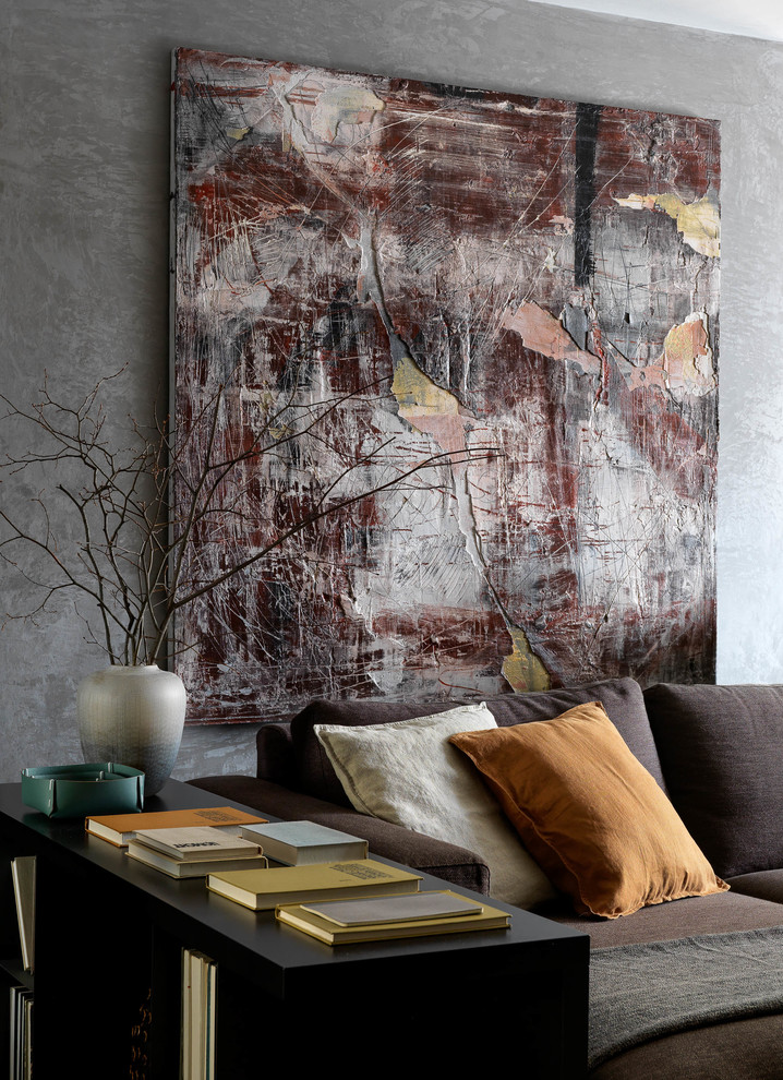 Esempio di un soggiorno design di medie dimensioni e chiuso con pareti grigie, parquet scuro, TV a parete e pavimento marrone