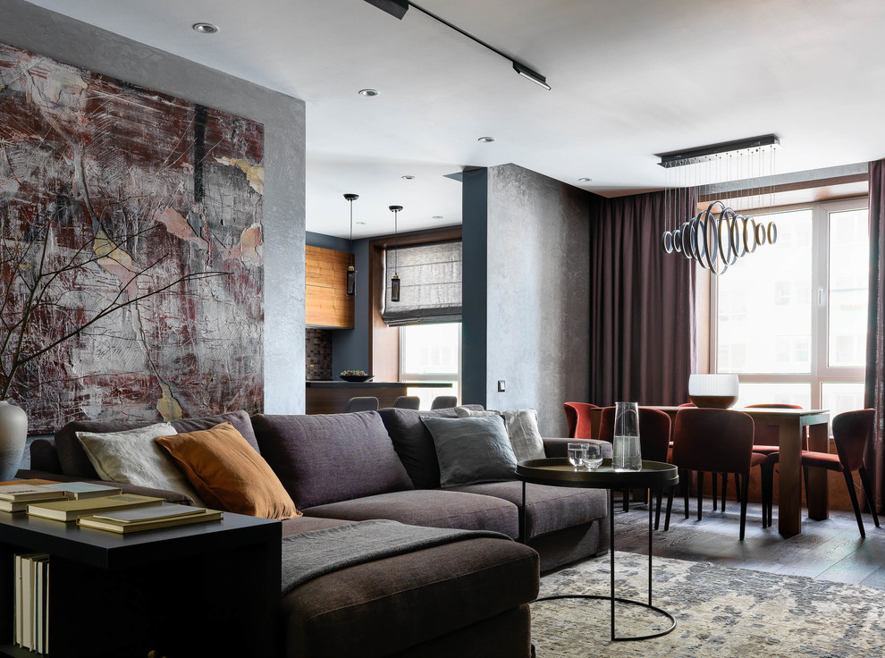 Стильный дизайн: изолированная, объединенная гостиная комната среднего размера в современном стиле с серыми стенами, темным паркетным полом и коричневым полом - последний тренд