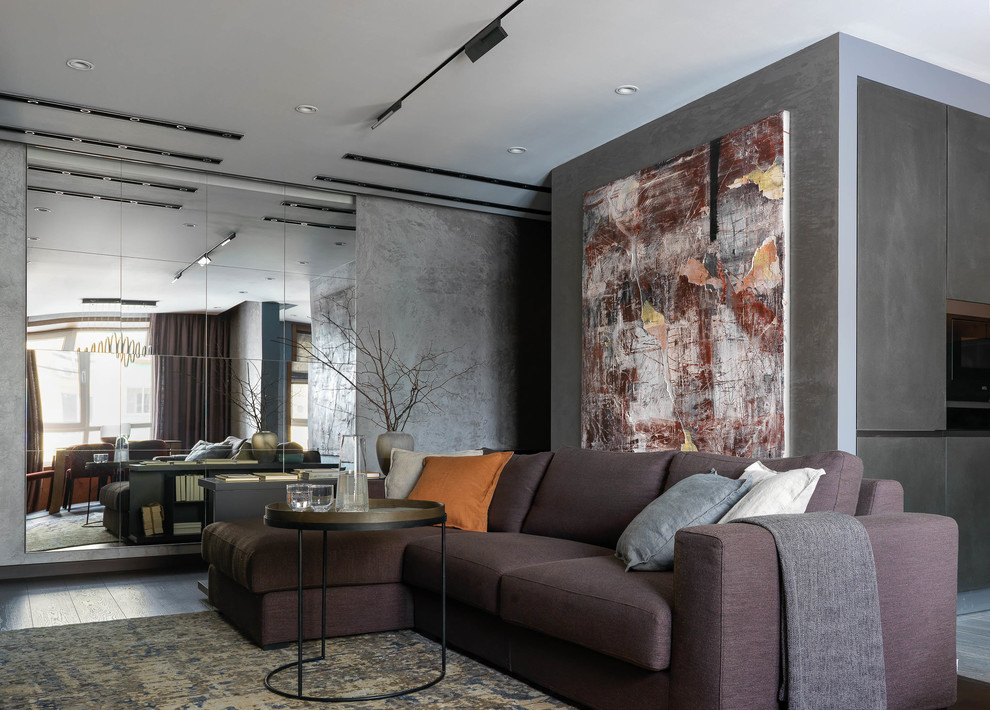 Mittelgroßes, Abgetrenntes Modernes Wohnzimmer mit grauer Wandfarbe, dunklem Holzboden, TV-Wand und braunem Boden in Moskau