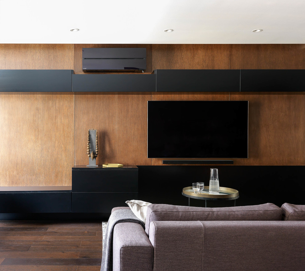 На фото: изолированная гостиная комната среднего размера в современном стиле с серыми стенами, темным паркетным полом, телевизором на стене и коричневым полом
