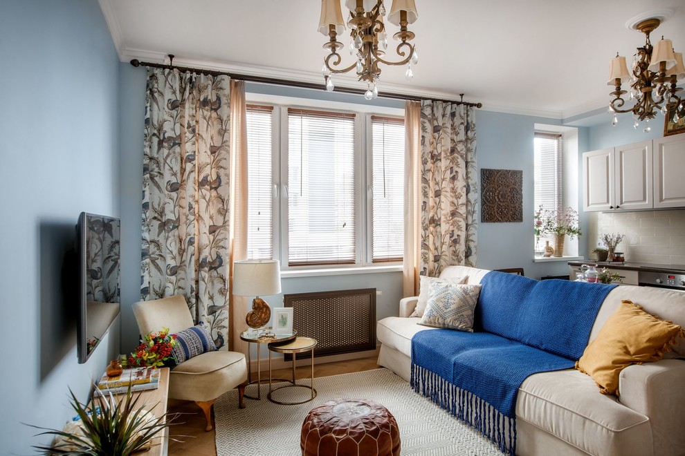 Mittelgroßes, Offenes, Repräsentatives Klassisches Wohnzimmer mit braunem Holzboden, TV-Wand, blauer Wandfarbe und braunem Boden in Sonstige