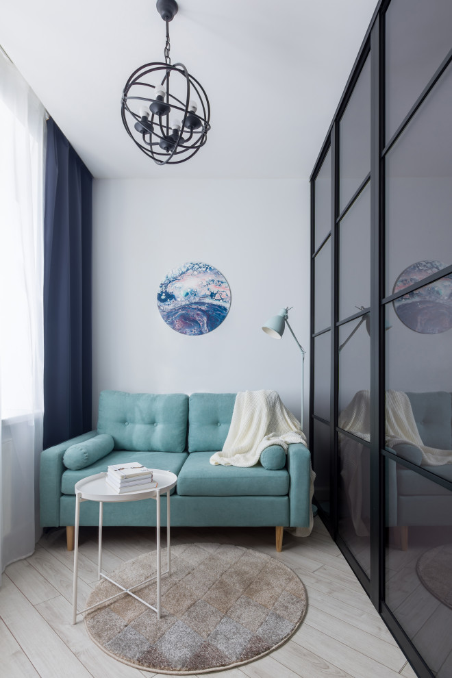 Cette image montre un petit salon design ouvert avec un mur blanc et un sol gris.