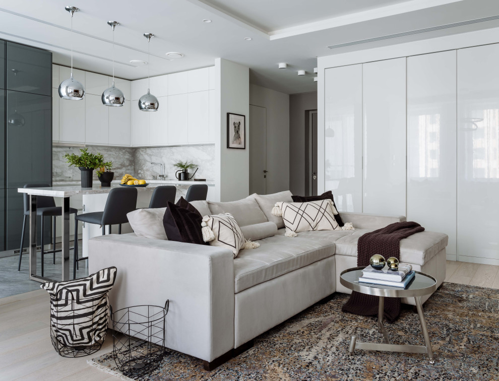 Foto di un grande soggiorno minimal aperto con pavimento in legno massello medio, TV a parete, libreria, pareti grigie e pavimento beige