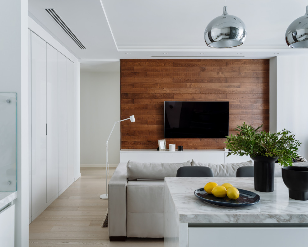 Ispirazione per un grande soggiorno minimal aperto con pavimento in legno massello medio, TV a parete, libreria, pareti marroni e pavimento beige