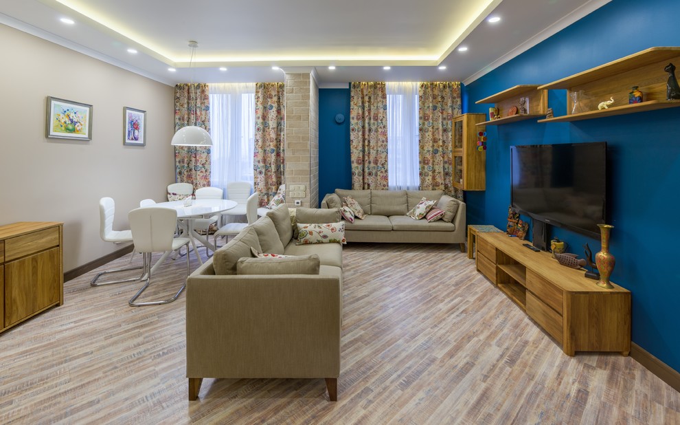 Источник вдохновения для домашнего уюта: парадная, открытая гостиная комната среднего размера в современном стиле с синими стенами, пробковым полом, телевизором на стене и коричневым полом