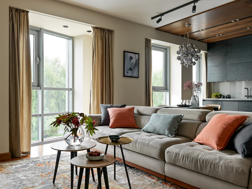 Ispirazione per un soggiorno minimal di medie dimensioni e aperto con pareti beige, pavimento in legno massello medio e pavimento marrone