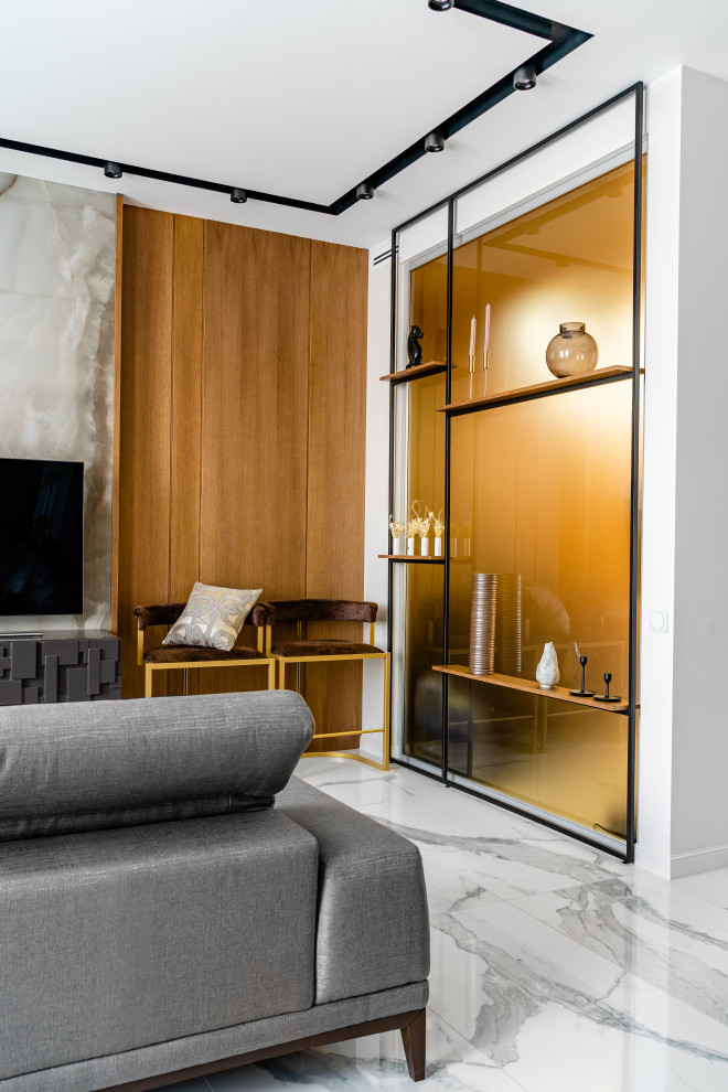 Стильный дизайн: гостиная комната среднего размера в современном стиле с полом из керамогранита и телевизором на стене - последний тренд