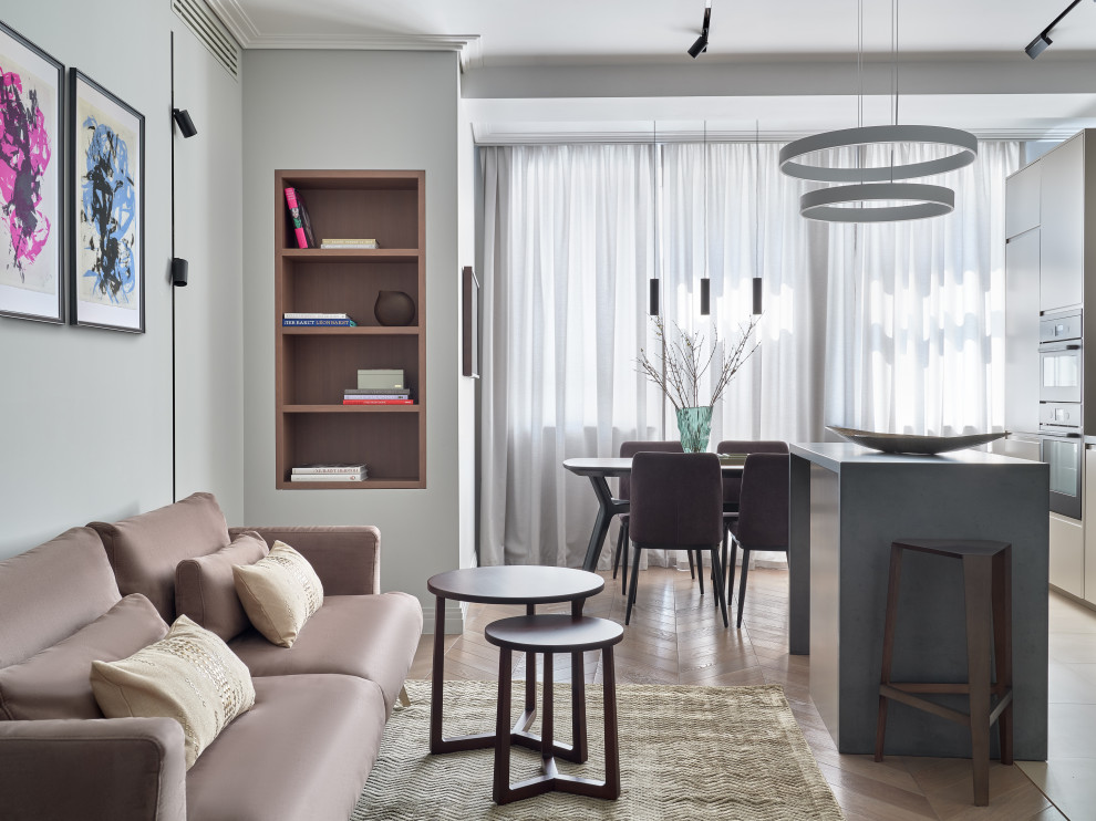 Cette image montre un salon design ouvert avec parquet clair, un sol beige et un plafond décaissé.