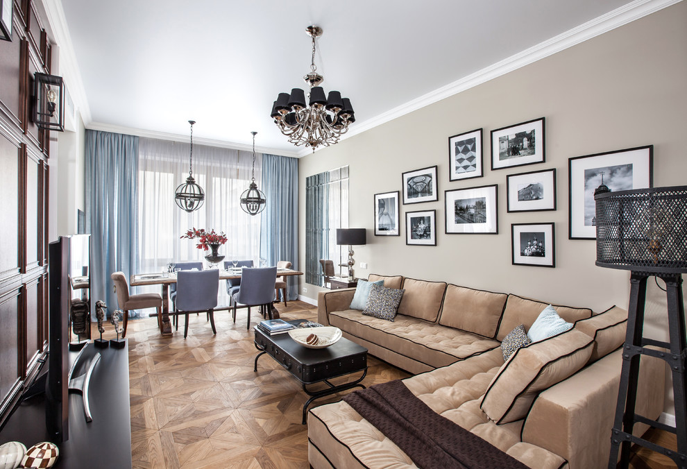 Repräsentatives Klassisches Wohnzimmer mit beiger Wandfarbe, braunem Holzboden, Tunnelkamin, freistehendem TV und braunem Boden in Moskau