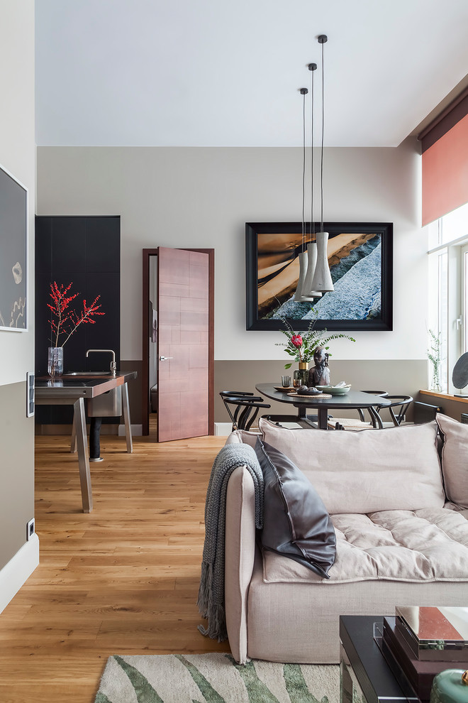 Immagine di un soggiorno contemporaneo di medie dimensioni e aperto con pareti grigie, pavimento in legno massello medio, TV a parete e pavimento giallo