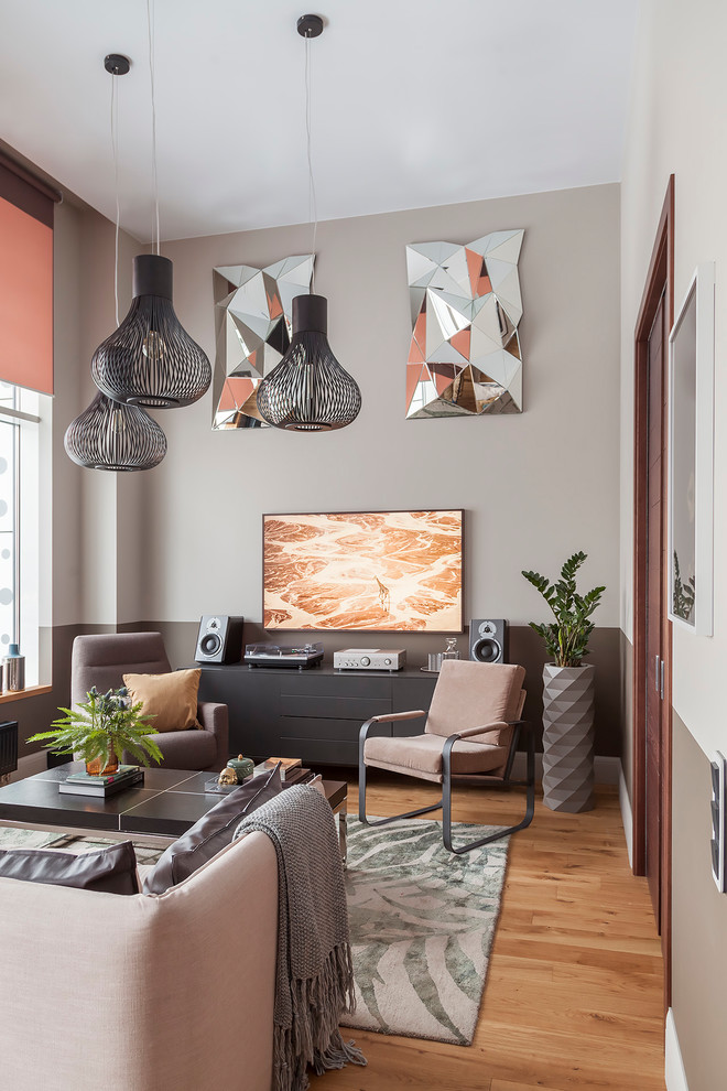 Idée de décoration pour un salon design de taille moyenne et ouvert avec un mur gris, un sol en bois brun, un téléviseur fixé au mur et un sol jaune.