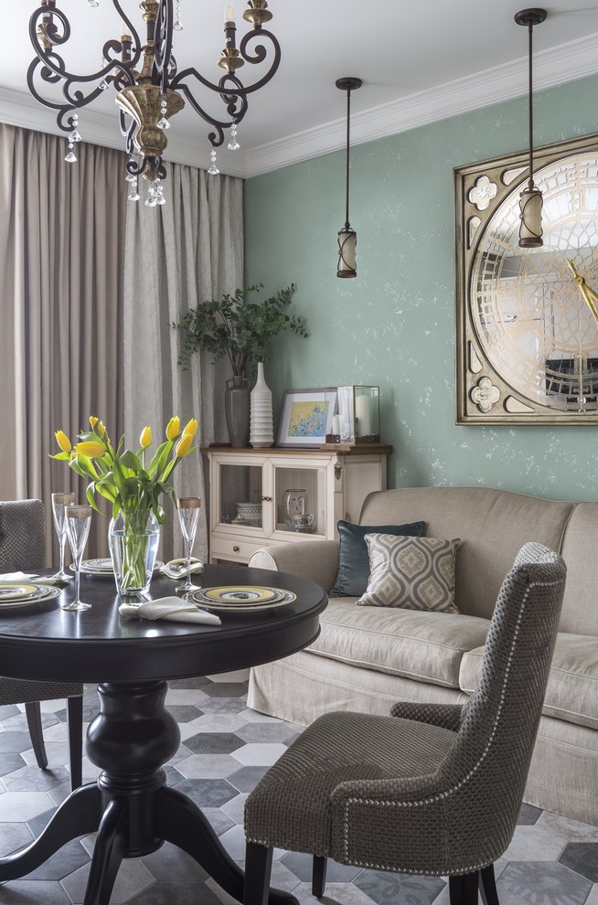 Стильный дизайн: объединенная гостиная комната в стиле неоклассика (современная классика) с зелеными стенами и серым полом - последний тренд