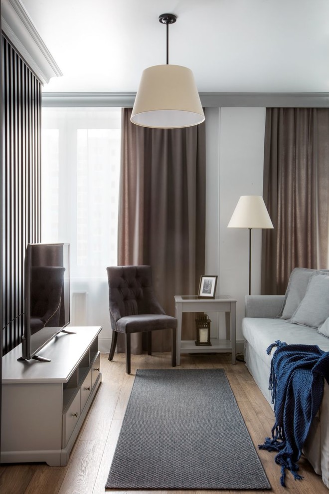 Foto di un grande soggiorno tradizionale aperto con sala formale, pareti grigie, pavimento in legno massello medio, TV autoportante e pavimento marrone