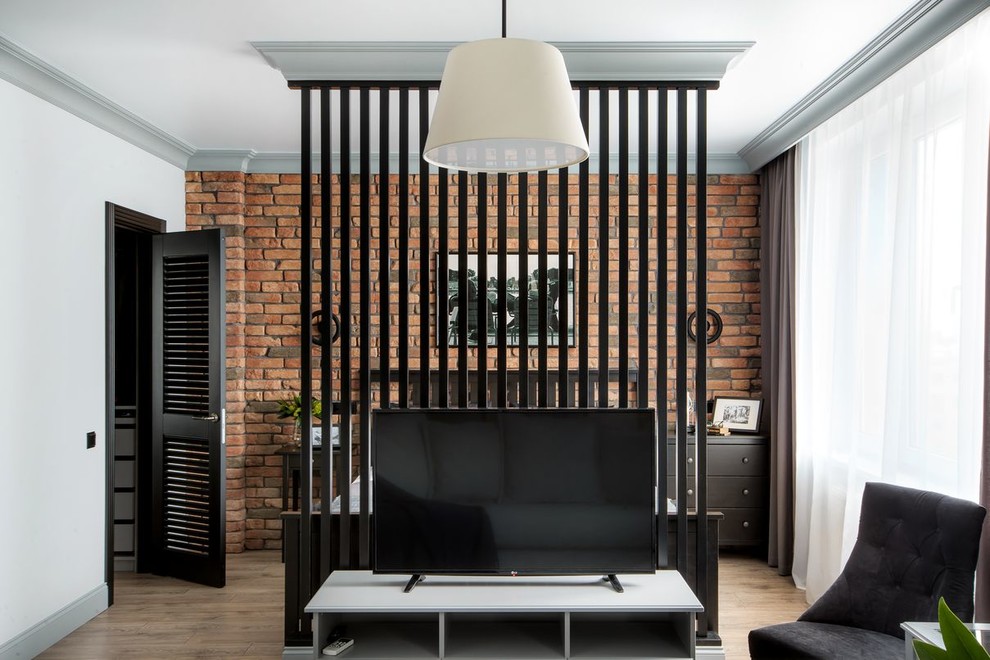 Cette image montre un salon design de taille moyenne et ouvert avec un sol en bois brun, un sol marron, une salle de réception, un mur gris et un téléviseur indépendant.