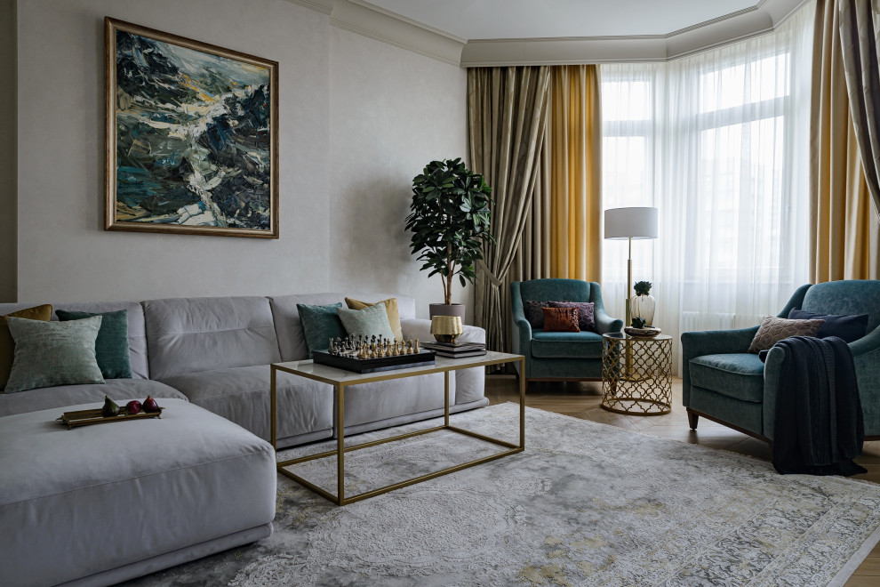 На фото: гостиная комната в стиле неоклассика (современная классика) с серыми стенами, паркетным полом среднего тона и коричневым полом с