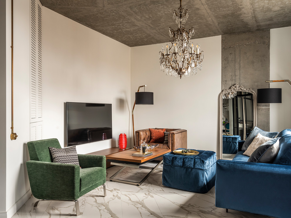 На фото: изолированная гостиная комната в стиле лофт с белыми стенами, телевизором на стене, бежевым полом и синим диваном