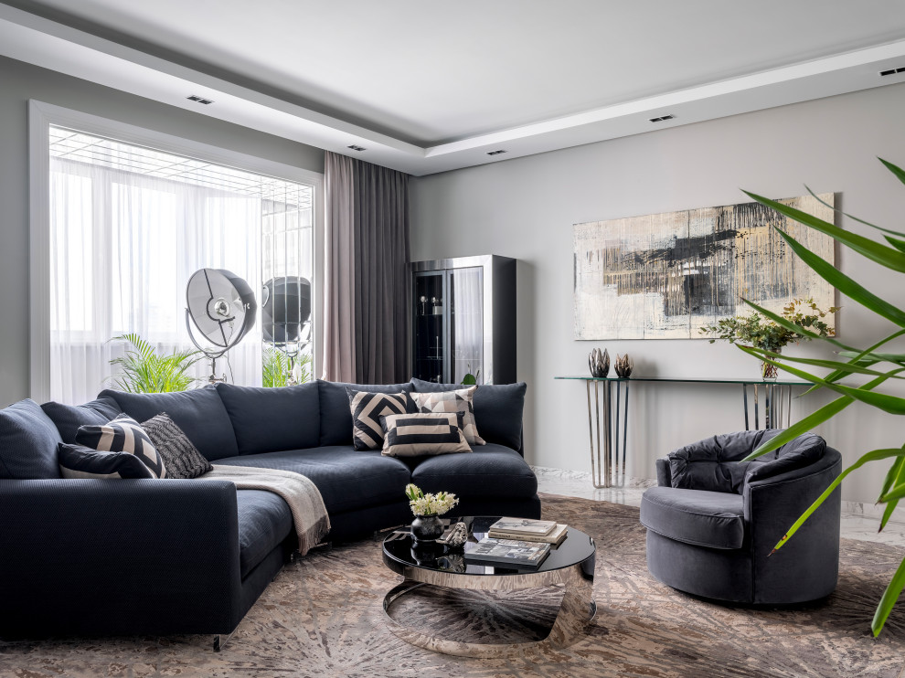 Стильный дизайн: парадная, открытая гостиная комната среднего размера в современном стиле с серыми стенами, телевизором на стене, полом из керамогранита и белым полом - последний тренд