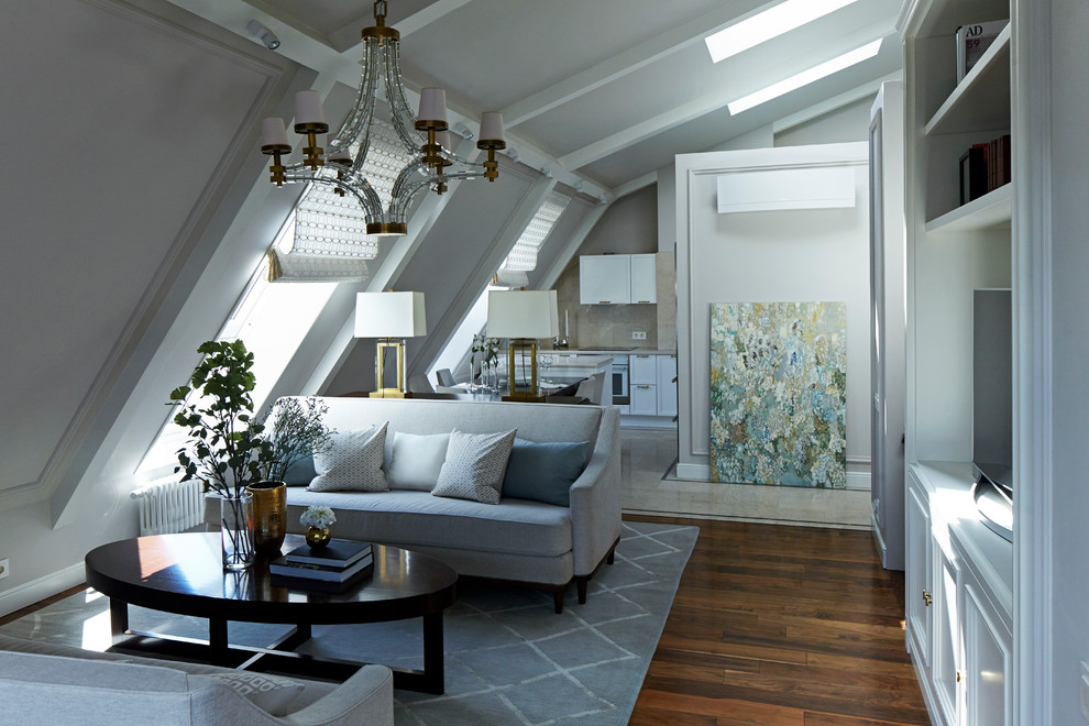 На фото: парадная, открытая гостиная комната в стиле неоклассика (современная классика) с паркетным полом среднего тона, отдельно стоящим телевизором, коричневым полом и серыми стенами с