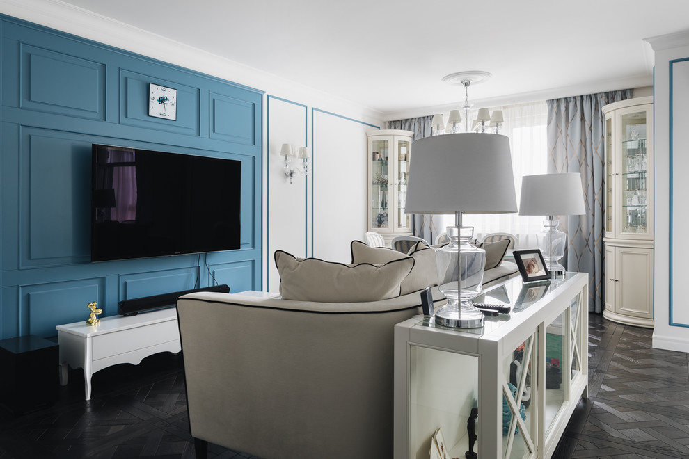 Свежая идея для дизайна: открытая гостиная комната:: освещение в классическом стиле с темным паркетным полом, телевизором на стене, синими стенами и коричневым полом без камина - отличное фото интерьера