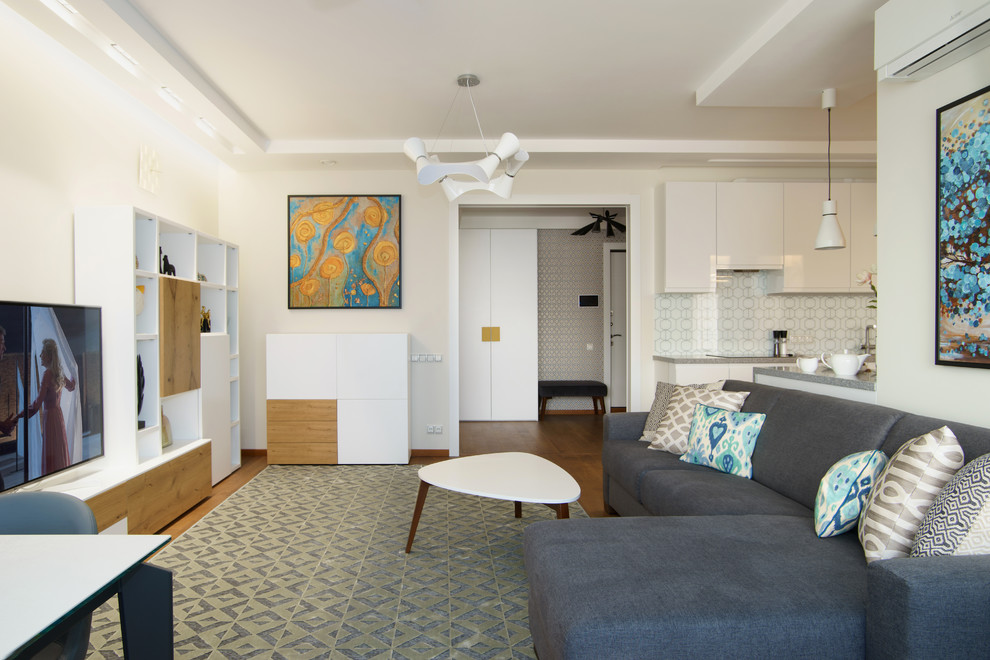 Foto på ett litet minimalistiskt allrum med öppen planlösning, med en hemmabar, vita väggar, ljust trägolv, en väggmonterad TV och orange golv