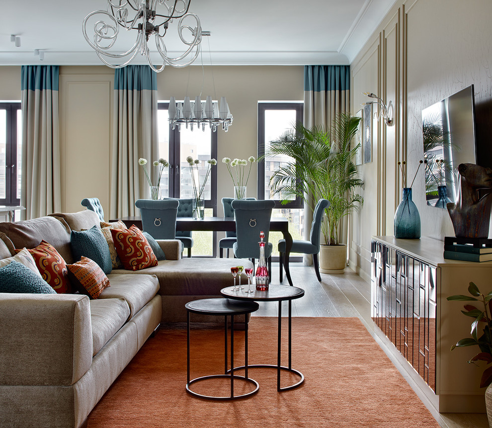 Esempio di un soggiorno classico aperto con sala formale, pareti beige, parquet chiaro, TV a parete e pavimento beige