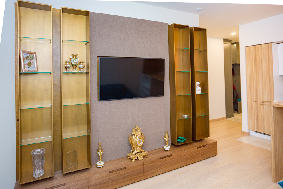 Foto de salón para visitas cerrado contemporáneo grande con paredes grises, suelo de madera en tonos medios, televisor colgado en la pared y suelo blanco