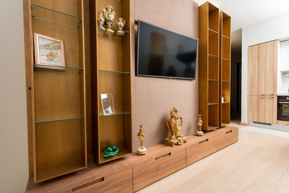 Immagine di un grande soggiorno minimal chiuso con sala formale, pareti grigie, pavimento in legno massello medio, TV a parete e pavimento bianco