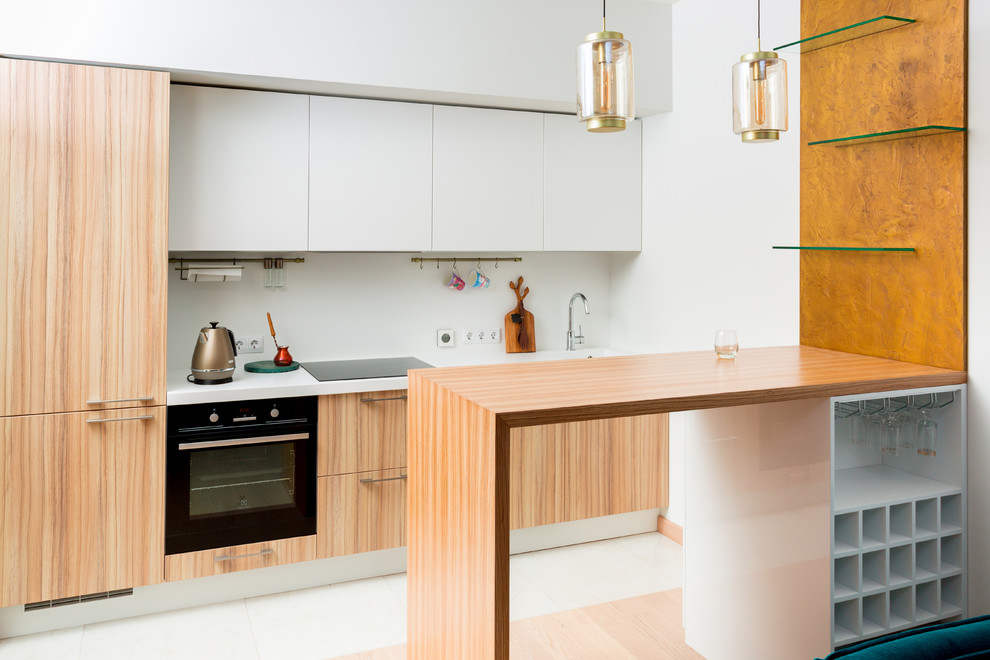 Idee per una grande cucina design con pavimento in legno massello medio e pavimento bianco
