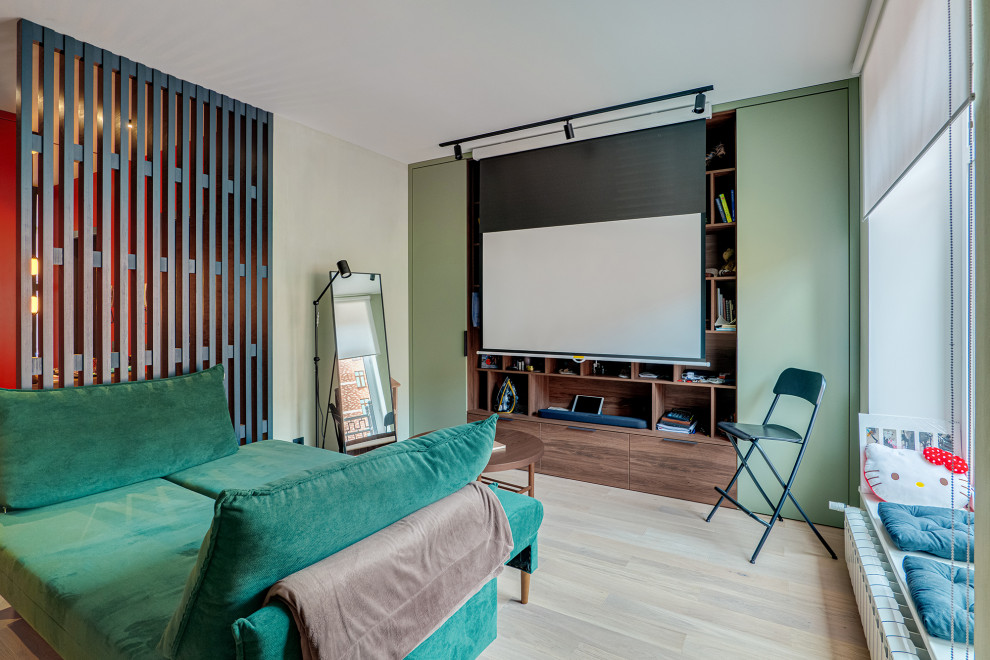 На фото: открытая гостиная комната в современном стиле с зелеными стенами и бежевым полом с