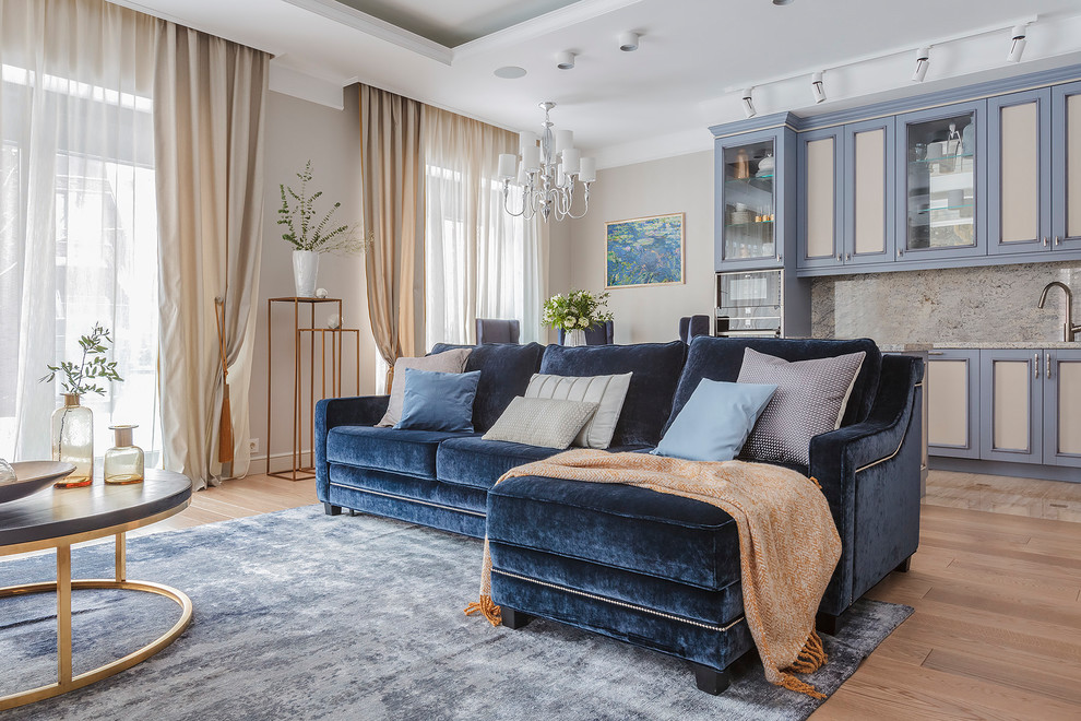На фото: объединенная гостиная комната в стиле неоклассика (современная классика) с серыми стенами