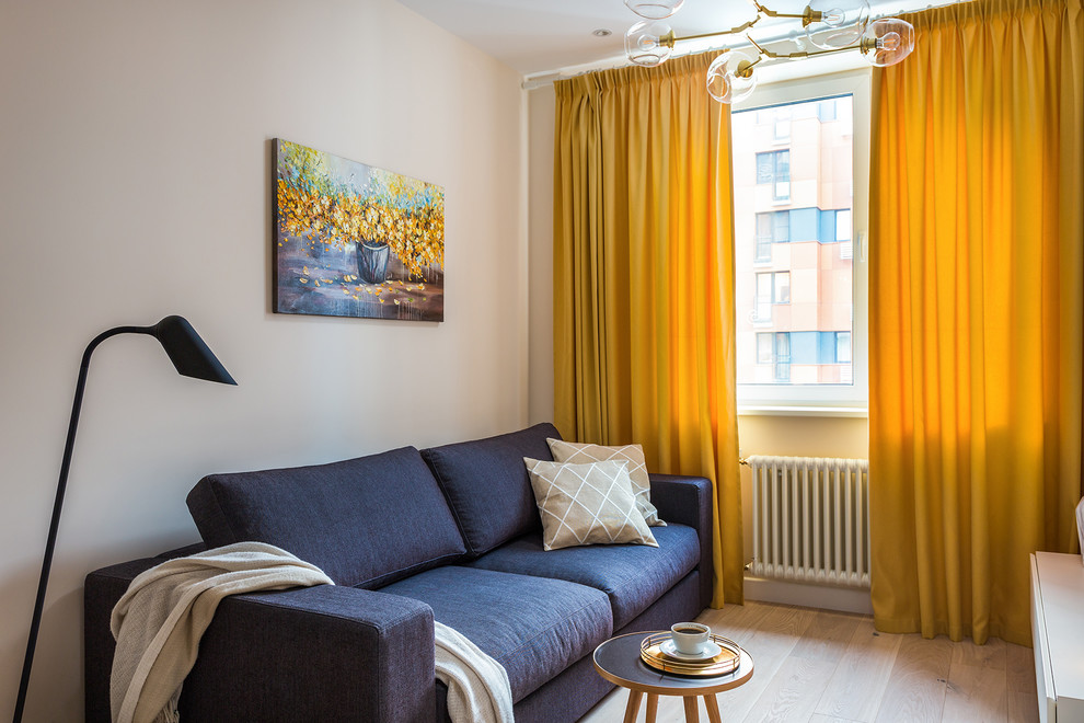 Идея дизайна: открытая, объединенная гостиная комната среднего размера в скандинавском стиле с бежевыми стенами, светлым паркетным полом, телевизором на стене и бежевым полом