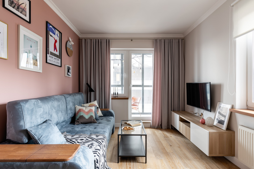 Стильный дизайн: гостиная комната в современном стиле с розовыми стенами - последний тренд