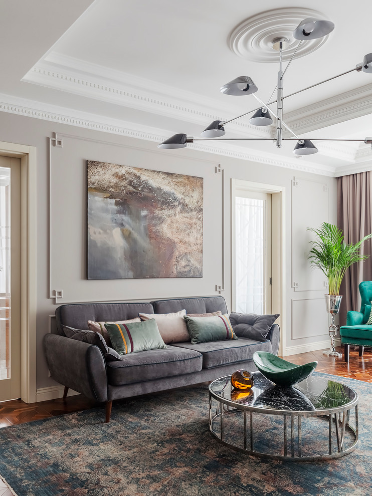 Immagine di un soggiorno contemporaneo con sala formale, pareti grigie, pavimento in legno massello medio e tappeto