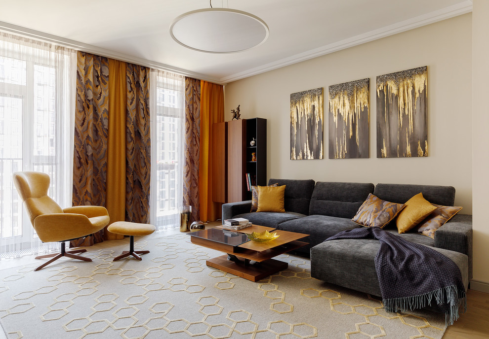Idées déco pour un salon contemporain de taille moyenne et fermé avec un mur beige, parquet clair et un sol beige.