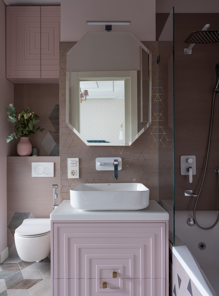 Foto på ett funkis badrum, med en vägghängd toalettstol, rosa väggar och ett fristående handfat