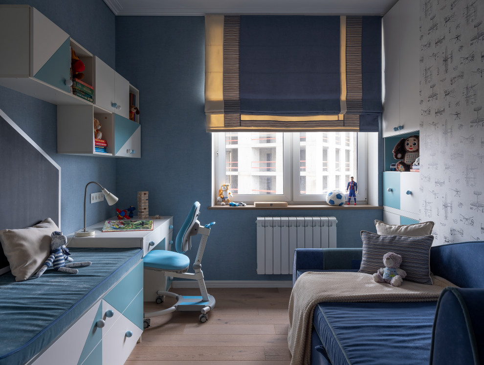 Esempio di un soggiorno contemporaneo con pareti blu e pavimento marrone