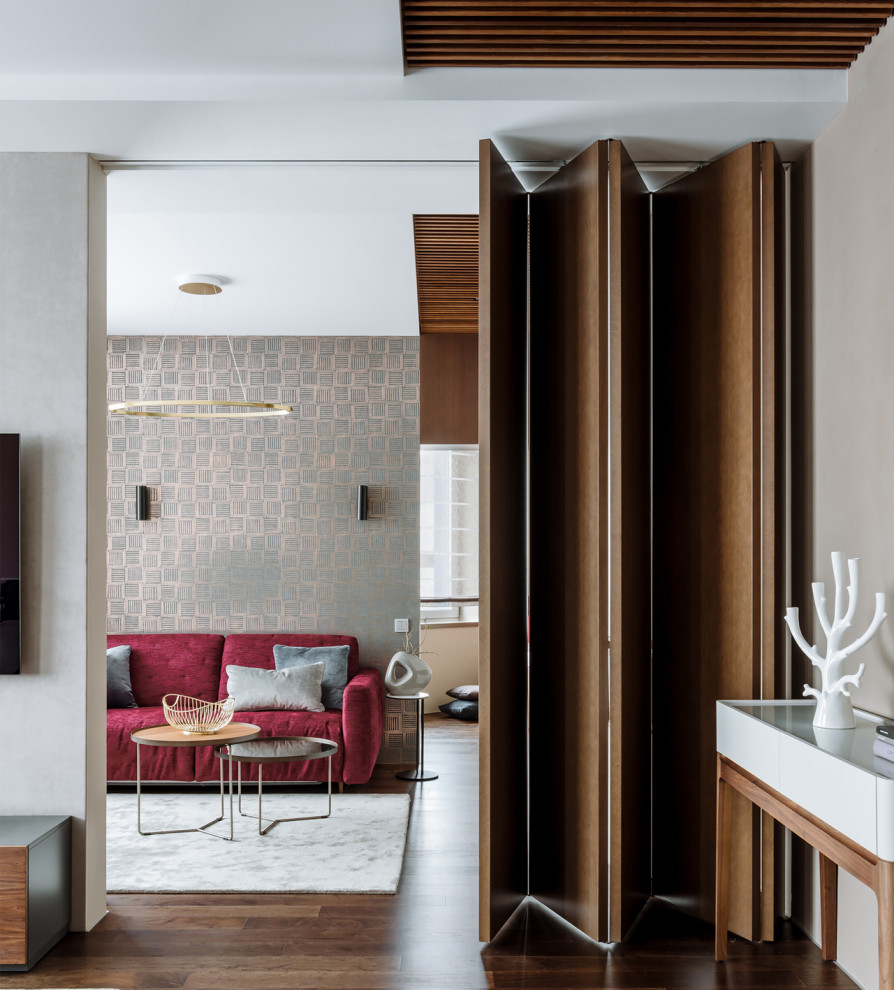 Immagine di un soggiorno minimal con pareti beige e parquet scuro