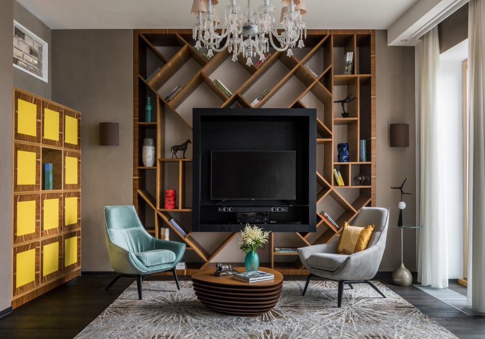 Imagen de sala de estar contemporánea grande con paredes beige, suelo de madera oscura, pared multimedia y suelo negro