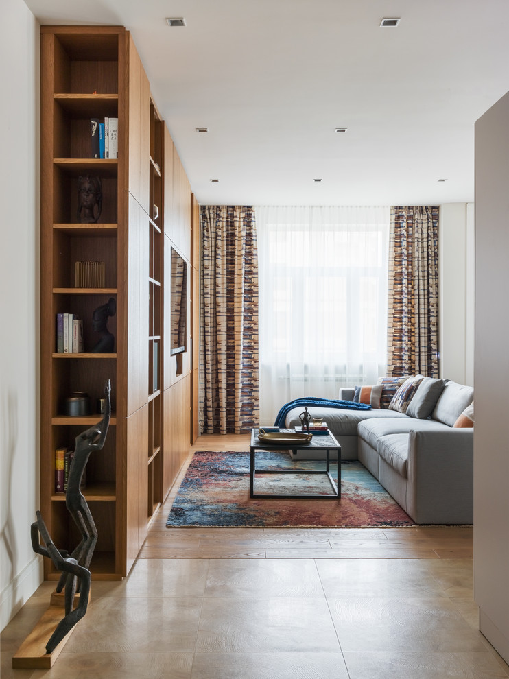 Источник вдохновения для домашнего уюта: гостиная комната в современном стиле с с книжными шкафами и полками