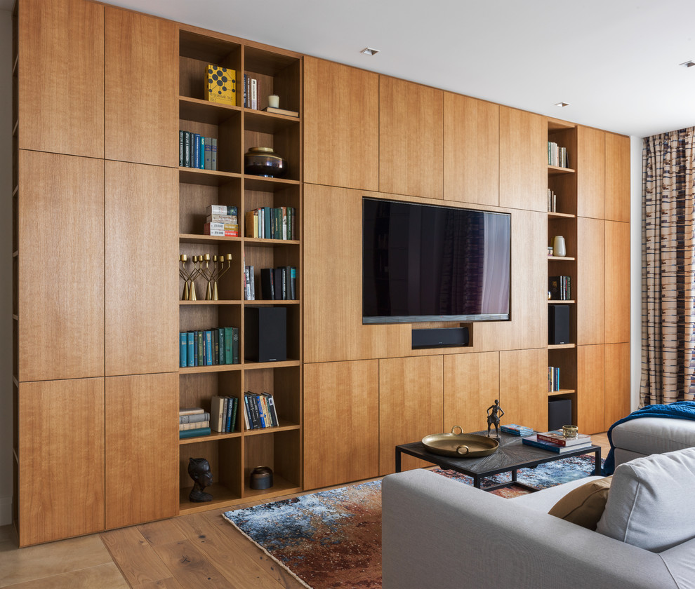 Идея дизайна: гостиная комната в современном стиле с с книжными шкафами и полками