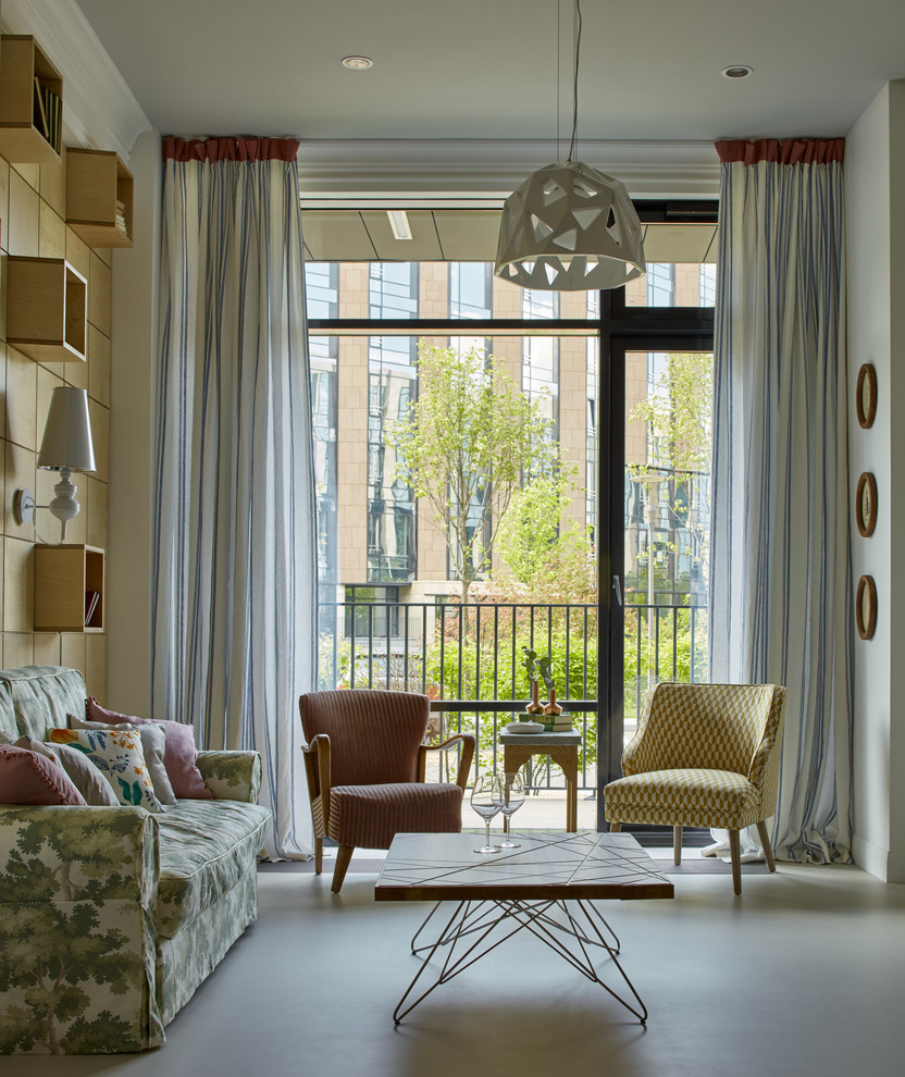 Стильный дизайн: изолированная гостиная комната среднего размера в современном стиле с бежевыми стенами, бетонным полом и белым полом - последний тренд