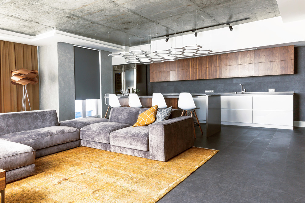 Industriell inredning av ett vardagsrum, med grå väggar och grått golv