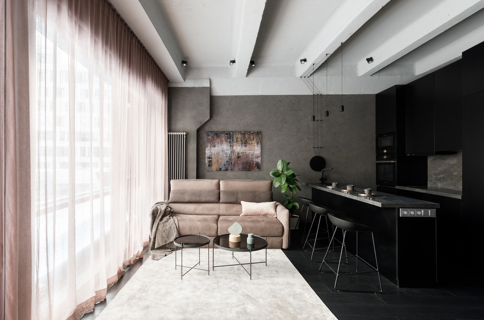Immagine di un soggiorno minimal aperto con pareti grigie, pavimento in legno verniciato e pavimento nero