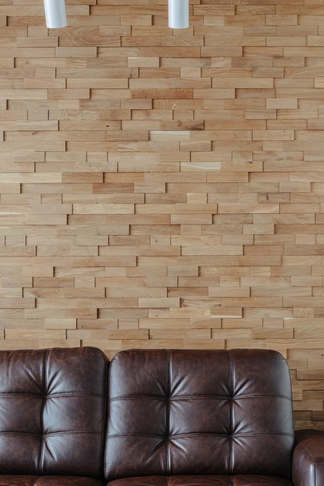 Imagen de salón nórdico grande con paredes blancas, suelo de madera en tonos medios y televisor colgado en la pared