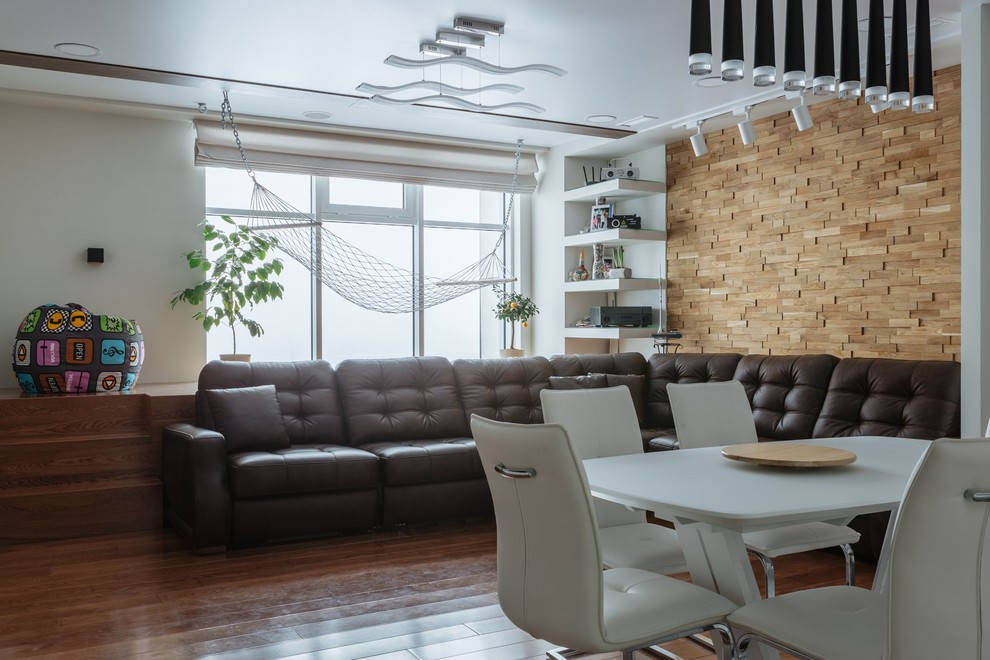 Immagine di un grande soggiorno scandinavo con pareti bianche, pavimento in legno massello medio e TV a parete