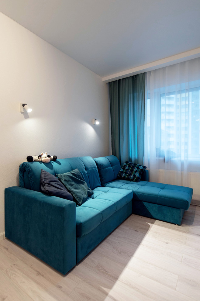 Immagine di un piccolo soggiorno design chiuso con pareti bianche, pavimento in laminato e TV autoportante